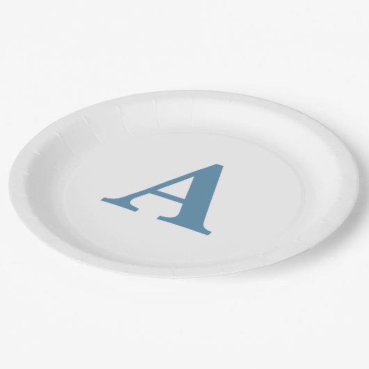 Monogram Initial Dusty Blue Eleganter Individuelle Pappteller (Schrägansicht)