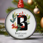 Monogram Initial Letter B Berry Wreath Christmas Ornament Aus Metall<br><div class="desc">Ein elegantes Monogramm Anfangsbuchstabe B mit einem Weihnachtsberry Kranz und einem Ort,  um mit Name und Jahr zu personalisieren.</div>