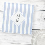 Monogram Initialen staubige hellblaue Streifen Glasuntersetzer<br><div class="desc">Untersetzer aus Glas mit einem leicht staubigen blau-weiß gestreiften Muster mit dunkelgrauen Monogramm-Initialen über einer weißen Rautenform. Alle Farben sind anpassbar.</div>