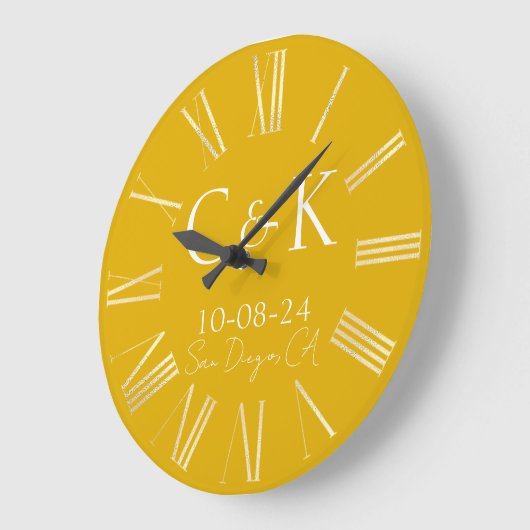 Monogram Initials on Mustard Yellow Wedding Große Wanduhr (Winkel)