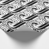 Monogram J Initial Black and White Floral Pattern Geschenkpapier (Ecke)