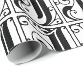 Monogram J Initial Black and White Floral Pattern Geschenkpapier (Rolleneckpunkt)