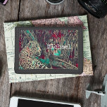 Monogram Jungle Cat Tri-fold Geldbeutel<br><div class="desc">Machen Sie sich bereit,  mit diesem atemberaubenden personalisierten Jaguar-Brieftasche zu brüllen.</div>