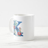 Monogram K mit dekorativem Blumendesign Kaffeetasse (Vorderseite Links)