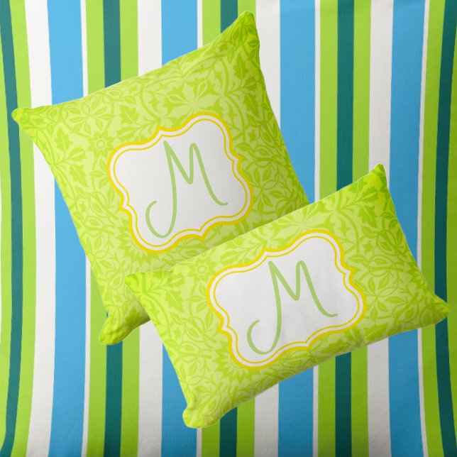 Monogram Kalkgrüne Blütenkissen im Freien Kissen (Lemonade or limeade? Which do you prefer? This lemony lime monogramed pillow adds some zest!)