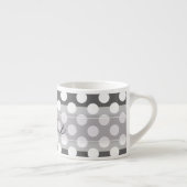 Monogram Karkohle Grau-Weiße Polka Dot Muster Espressotasse (Rechts)
