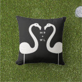 Monogram Kissing Flamingos Black Outdoor Pillow Kissen Für Draußen (Golfball-Marker)