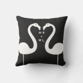 Monogram Kissing Flamingos Black Outdoor Pillow Kissen Für Draußen (Rückseite)