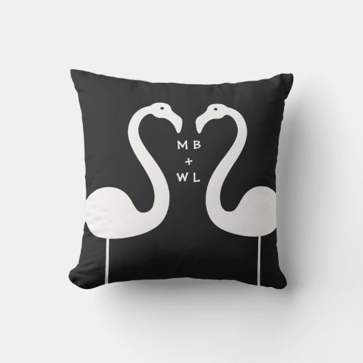 Monogram Kissing Flamingos Black Outdoor Pillow Kissen Für Draußen (Vorderseite)