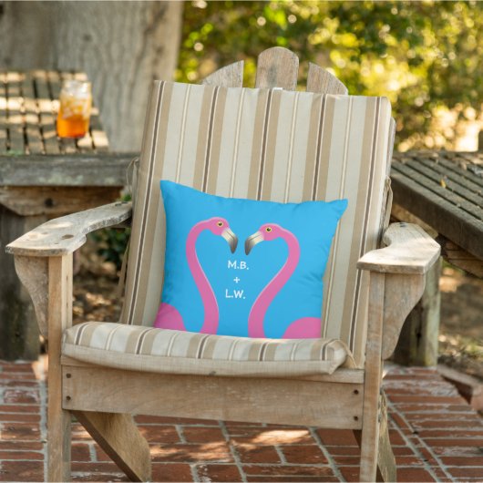 Monogram Kissing Flamingos Blue Outdoor Pillow Kissen Für Draußen (Stuhl)