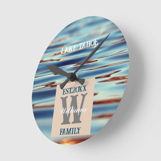 Monogram Lake Water Family Runde Wanduhr (Winkel)