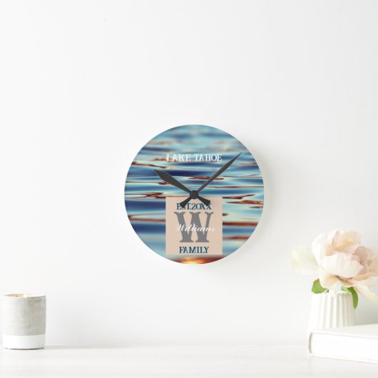 Monogram Lake Water Family Runde Wanduhr (Zuhause)