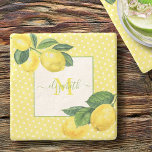 Monogram, ländlicher Lemon Aquarellpolka Punkt Steinuntersetzer<br><div class="desc">Entspannen Sie sich mit Ihrem Lieblingsgetränk und schützen Sie Ihre Möbel mit diesem schönen, schicken, einfachen, modernen, maßgeschneiderten Untersetzer aus Monogramm-Stein. Frische, rustikale, ländlich geprägte Aquarellfarben und grüne Blätter sowie handgeschriebene Schriftzeichen in Grasgrün überlagern weiße Polka-Punkte auf hellgelbem Hintergrund. Personalisieren Sie mit Ihrem Namen und Monogramm Initial. Macht jedes Mal,...</div>