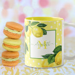 Monogram, ländlicher Lemon Aquarellpolka Punkt Zweifarbige Tasse<br><div class="desc">Nehmen Sie sich einen Moment Zeit und entspannen Sie sich bei Ihrem Lieblingsgetränk am Morgen mit dieser schönen, schicken, einfachen, modernen, maßgeschneiderten Monogramm-Tasse. Frische, rustikale, ländlich geprägte Aquarellfarben und grüne Blätter sowie handgeschriebene Schriftzeichen in Grasgrün überlagern weiße Polka-Punkte auf hellgelbem Hintergrund. Personalisieren Sie mit Ihrem Namen und Monogramm Initial. Macht...</div>