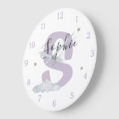 Monogram Lavender Baby Initial Name Nursery Wall Große Wanduhr (Winkel)
