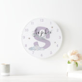 Monogram Lavender Baby Initial Name Nursery Wall Große Wanduhr (Zuhause)