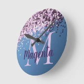 Monogram Lavender Confetti auf Blue Runde Wanduhr (Winkel)