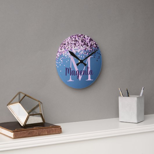 Monogram Lavender Confetti auf Blue Runde Wanduhr (Büro)