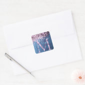 Monogram Lavender Confetti auf dem Blue Square Sti Quadratischer Aufkleber (Umschlag)