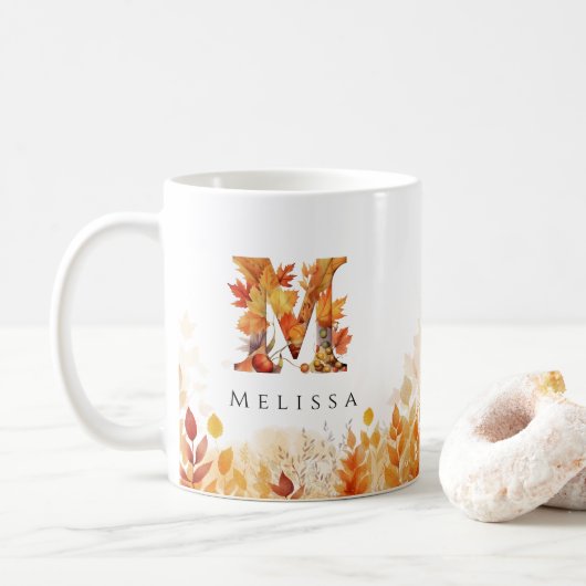 Monogram Letter M Rustikale Herbstlaub Kaffeetasse (Mit Donut)