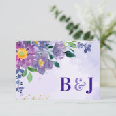 Monogram Lila Blue Floral Wedding RSVP Karte (Stehend Vorderseite)