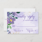 Monogram Lila Blue Floral Wedding RSVP Karte (Rückseite)