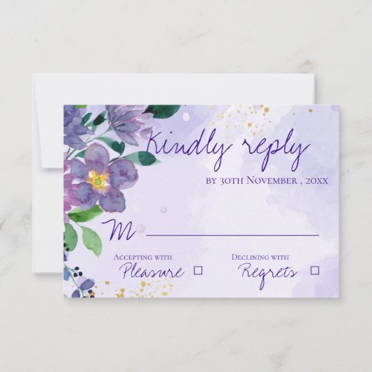 Monogram Lila Blue Floral Wedding RSVP Karte (Rückseite)