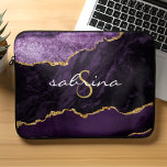 Monogram Lila Gold Agate Geode Laptopschutzhülle<br><div class="desc">Dieses schicke Design zeichnet sich durch ein Aquarellbild von lila Age bestickt mit Imitaten Gold Glitzer. Personalisieren Sie es mit Ihrem Monogramm Initial in goldfarbenem dekorativen Schriftart und Ihrem Namen in weißer Handschrift Skript.</div>