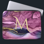 Monogram Lila Pink und Gold Agate Geode Laptopschutzhülle<br><div class="desc">Monogram Lila Pink und Gold Agate Geode Design . Die Vorlagen sind nun bereit zum Set und Personalisieren . Wenn Sie die Farbe oder den Stil des Textes ändern möchten,  klicken Sie bitte am Ende der Vorlage weiter anpassen .</div>