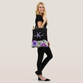 Monogram lila violette Schwarz-Florals-Skript Tasche (Am Model)