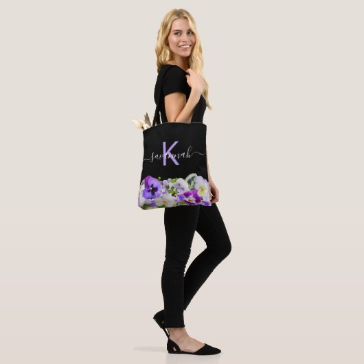 Monogram lila violette Schwarz-Florals-Skript Tasche (Am Model)
