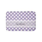 Monogram Lila White Trendy Fun Polka Dot Muster Badematte (Vorderseite)