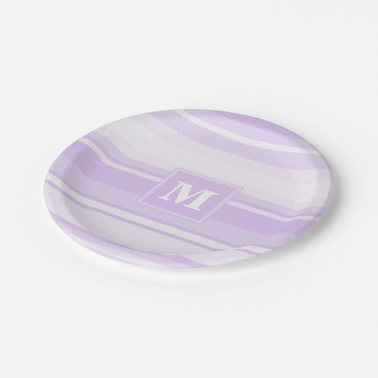 Monogram-Lilastreifen Pappteller (Schrägansicht)