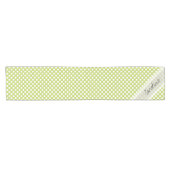 Monogram Lime Green White Trendy Polka Dot Muster Kurzer Tischläufer (Horizontal)