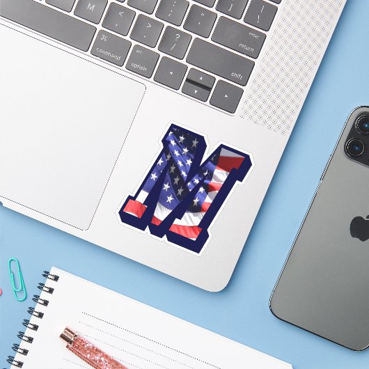 Monogram M American Flag Letter M Initial USA Aufkleber (Laptop mit iPhone)