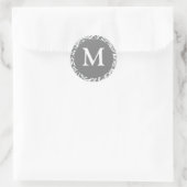 Monogram M Gray Gray Anpassbare Wedelmonogramm Runder Aufkleber (Tasche)