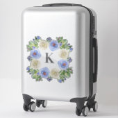 Monogram M Wedblue n White Rose Floral Wreath Aufkleber (Koffer)