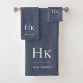 Monogram Minimal Elegant Navy Blue White Stilvoll Badhandtuch Set (Insitu)