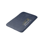 Monogram Minimalist Dusty Navy Blue Gold White Man Badematte (Schrägansicht)
