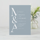 Monogram Minimalistisch Dusty Blue Modern Wedding Einladung (Stehend Vorderseite)