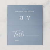 Monogram Minimalistisch Dusty Blue Wedding Platzkarte (Außenseite Aufgefaltet)