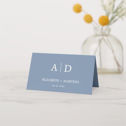 Monogram Minimalistisch Dusty Blue Wedding Platzkarte (Rückseite)