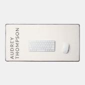 Monogram Minimalistisch Moderne Beige Schreibtischunterlage (Tastatur & Maus)