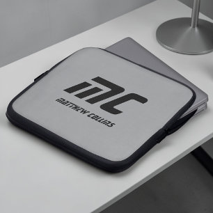 Monogram, Minimalistischer Name Schwarzer Text - M Laptopschutzhülle