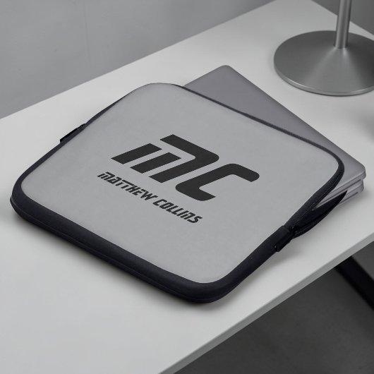 Monogram, Minimalistischer Name Schwarzer Text - M Laptopschutzhülle