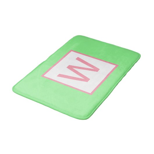 Monogram Minze Green Pastel Pink Badematte (Schrägansicht)
