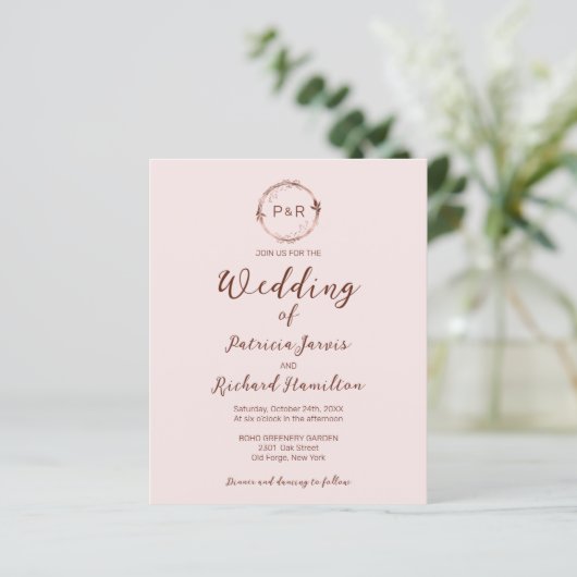 Monogram Misty Rose Budget Hochzeit Einladung (Stehend Vorderseite)