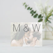 Monogram mit Couple Foto Save the Date Ankündigungspostkarte (Stehend Vorderseite)