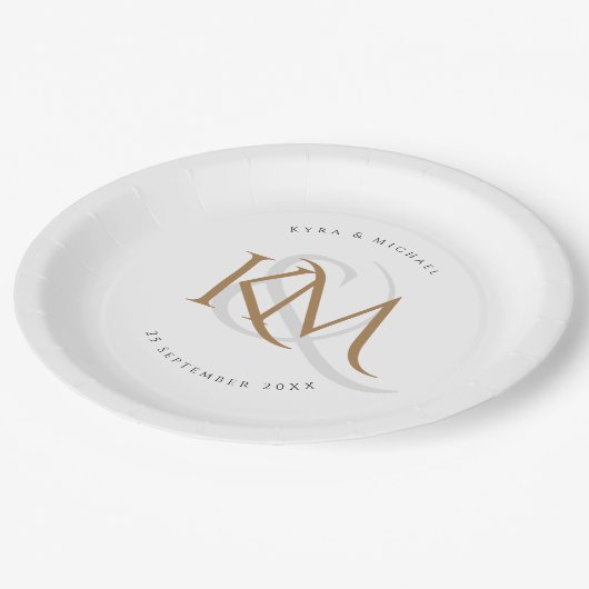 Monogram Modern Gold Script Elegant White Wedding Pappteller (Schrägansicht)