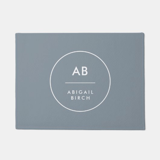Monogram, modern Minimal Dusky Blue Gray Fußmatte (Vorderseite)
